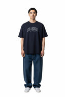 Hombre vistiendo camiseta negra One Kickz Balenciaga con estampado Los Angeles en el pecho y corte oversize