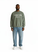 One Kickz Fear Of God Essentials 90's Fleece Crewneck Moss, con texto blanco "FEAR OF GOD STATE" en el pecho.