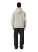 Vista trasera de sudadera con cremallera Fear of God Essentials en color gris piedra con logo en relieve