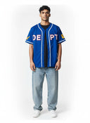One Kickz Gallery Dept. Echo Park Baseball Jersey azul con letras blancas y rojas "DE PT." y detalles de alas doradas en la manga.