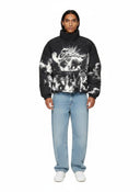 Chaqueta acolchada negra One Kickz Cloud con estampado gráfico de ángeles y nubes, corte oversize y cuello alto.
