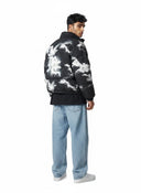 Chaqueta acolchada One Kickz Cloud negra con estampado de nubes blancas y logo en la espalda sobre modelo masculino
