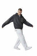 Modelo con sudadera con cremallera One Kickz Mixed Emotions Eclipse Grey con detalles de pedrería en mangas y pecho.