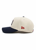 Gorra New Era 9Forty A-Frame NY Yankees de One Kickz en color crema con visera azul marino y detalles de cristales
