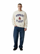 One Kickz Nude Project Loop Sweatshirt Marshmellow, color crema con cerezas rojas y texto azul "BY ARTISTS".