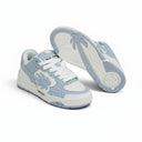 One Kickz Palm Angels Venice Low Sneakers azules y blancos con detalle de palmera y suela de goma.