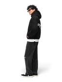 Modelo con sudadera negra One Kickz Owners Club de algodón pesado con capucha y ajuste oversize sobre fondo blanco