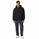 Sudadera con capucha Supreme Jordan negra con cremallera completa y logo de Jordan bordado. Modelo masculino.
