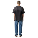 Vista trasera de un hombre con camiseta negra de corte oversize Vale Forever Fury de One Kickz y pantalones vaqueros