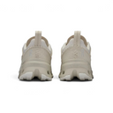 Vista trasera de las zapatillas One Kickz On Running Cloudaway 2 en color arena con suela Helion