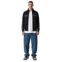 Chaqueta deportiva negra One Kickz adidas x Sp5der con detalles de pedrería y rayas laterales en modelo masculino