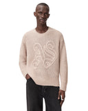 Modelo vistiendo jersey de punto One Kickz AllSaints Chainy en color marrón dusk con bordado AS en el pecho