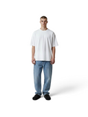 Hombre vistiendo zuecos Birkenstock Boston de ante negro de One Kickz con camiseta blanca y vaqueros azules