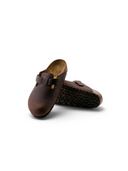 Zuecos One Kickz Birkenstock Boston en cuero nobuk aceitado color habana con hebilla ajustable y suela de corcho