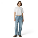 Modelo con zuecos Birkenstock Boston de cuero nubuck aceitado color Habana, jeans azules y camiseta blanca