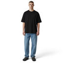 Modelo vistiendo zuecos Birkenstock Boston de cuero nubuck negro de One Kickz con vaqueros azules y camiseta negra