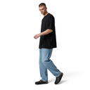 Hombre caminando con zuecos One Kickz Birkenstock Boston de cuero nubuck negro con hebilla y suela de corcho