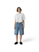 Modelo vistiendo zuecos One Kickz Birkenstock Boston en cuero velour negro con camiseta blanca y bermudas de mezclilla