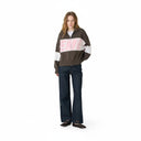 Modelo vistiendo chaqueta de punto con cremallera Eme Studios Thrill Lollipop en marrón, rosa y blanco de One Kickz