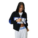 Modelo vistiendo chaqueta de punto Eme Studios Thrill Sodalite R9 con cremallera, diseño negro, azul y blanco