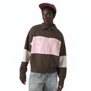 Modelo con chaqueta de punto Eme Studios Thrill Lollipop con cremallera, diseño marrón y rosa de One Kickz