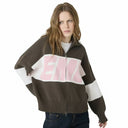 Modelo con chaqueta de punto Eme Studios Thrill Lollipop con cremallera, diseño marrón, blanco y rosa de One Kickz