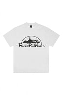 Camiseta blanca Corteiz Kingdom Tee de One Kickz con estampado gráfico negro en el pecho