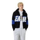 Modelo con chaqueta de punto Eme Studios Thrill Sodalite R9 con cremallera, diseño negro, azul y blanco en One Kickz