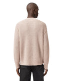 Vista trasera de un jersey AllSaints Chainy bordado en color marrón dusk, tejido de punto grueso sobre un modelo