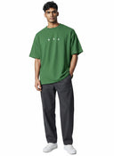 Hombre vistiendo camiseta verde de manga corta One Kickz Nike x Off-White con logotipo pequeño en el pecho