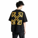 Camiseta negra de manga corta Off White con estampado de flechas de cinta métrica amarilla en la espalda. Marca One Kickz.