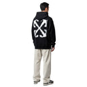 Hombre de espaldas vistiendo sudadera negra One Kickz OFF-WHITE Windy Arrow con estampado blanco