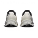 Vista trasera de las zapatillas One Kickz On Running Cloudtilt en color blanco grano con suela técnica