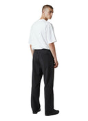 Pantalón de chándal negro Supreme Umbro Rhinestone de One Kickz visto desde atrás sobre modelo con camiseta blanca