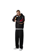 Modelo vistiendo sudadera negra con cremallera Supreme Martine Rose Towel de One Kickz con detalles en rojo y dorado