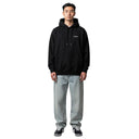 Hombre vistiendo sudadera negra con capucha Windy Arrow de One Kickz con logo pequeño en el pecho