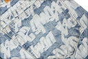 Detalle del bolsillo trasero de los vaqueros Supreme Fat Tip Jacquard en denim azul con estampado de graffiti blanco de One Kickz
