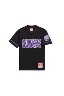 Camiseta de fútbol One Kickz Supreme Mitchell & Ness negra con letras moradas y parche de marca en el dobladillo